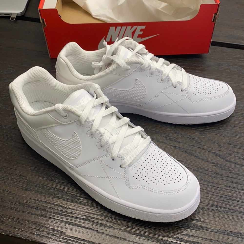 Nike Men’s Priority Low white sneakers